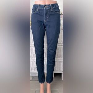 Levi’s 711 Jeans Skinny Legs Stretchy Mid Rise Cotton in dark blue wash Size 28